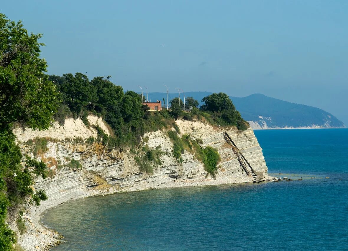 Черноморское побережье природа. Голубая бухта Бжид. Голубая бухта в Геленджике. Бжид Краснодарский край. Джанхот пляж.