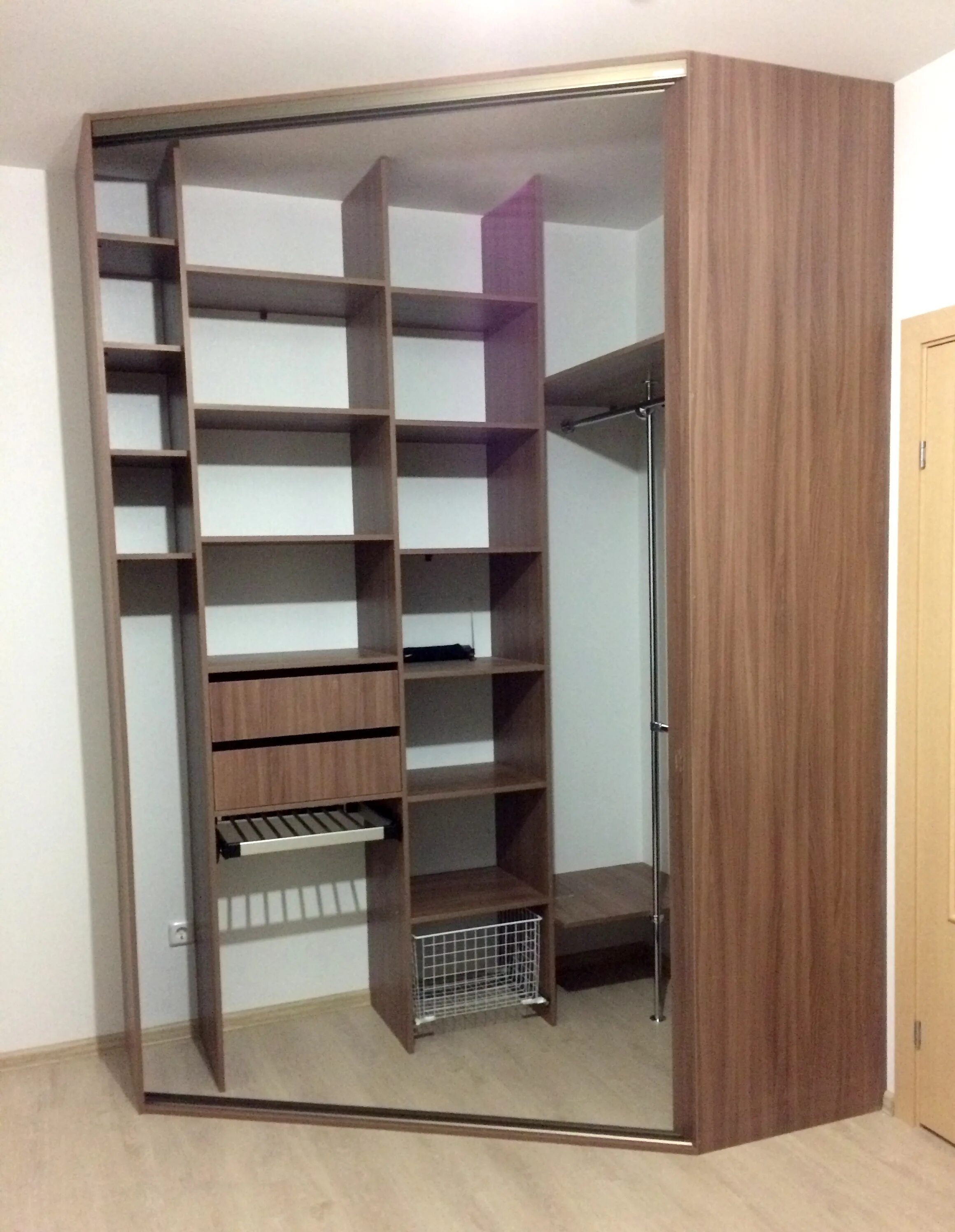 Большой угловой шкаф. Шкаф купе маршал угловой 71. Т образный шкаф. Угловой шкаф купе наполнение. Встроенный в угол шкаф купе.