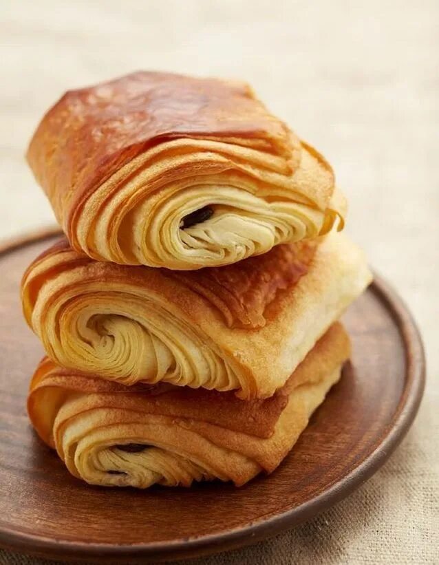 Французски слоеное тесто. Pain au chocolat – французские. Пан о шоколя. Выпечка. Слоеная выпечка.