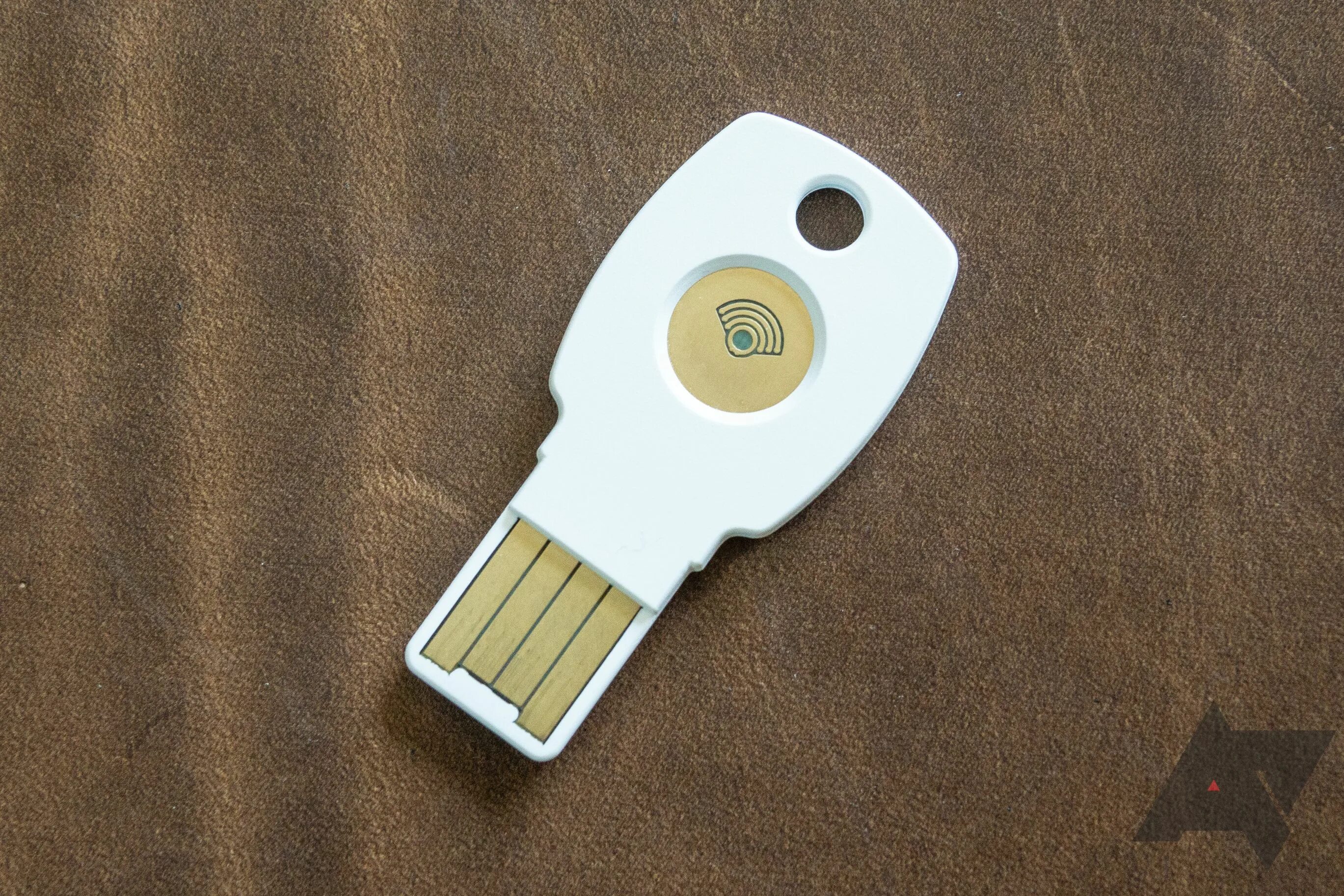 Флешка ключ. Ключ Titan Security Key. USB ключ безопасности. NFC ключ. Ключ безопасности usb