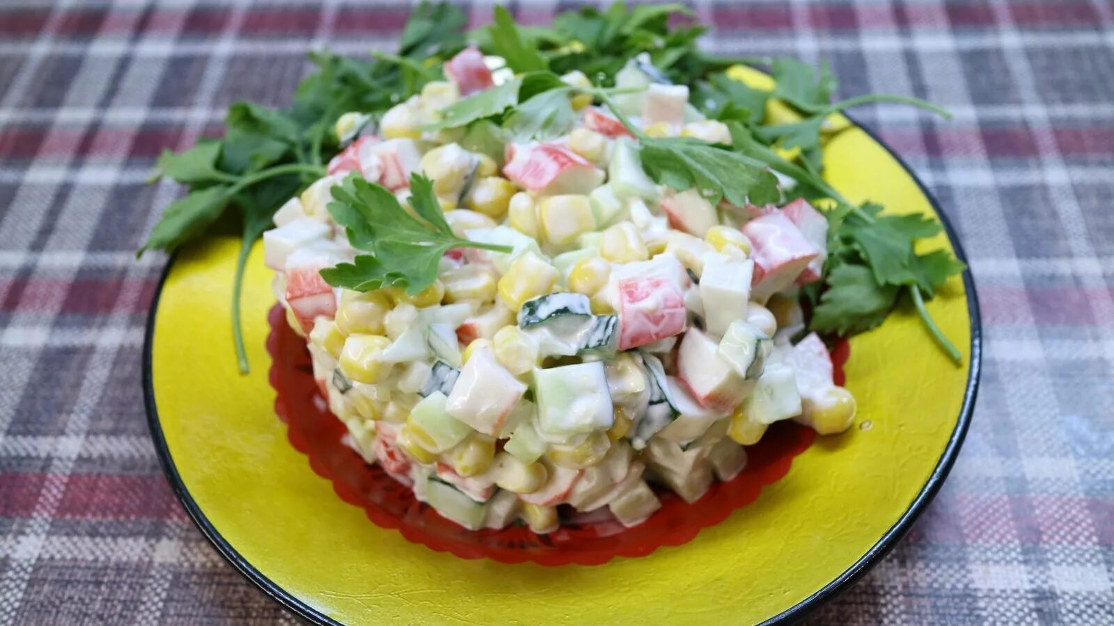 Салат с крабовыми палочками и зеленым салатом. Крабовые палочки &quot;крабовый дюшес&quot;. салат крабовый. постный салат с крабовыми палочками. салат весенний с крабовыми палочками.