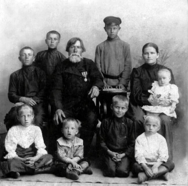 Семья начало рода. Семья начало рода. Семья купца красильникова в череповце 19 век. Семья голицыных 18 век. Семья начало рода.