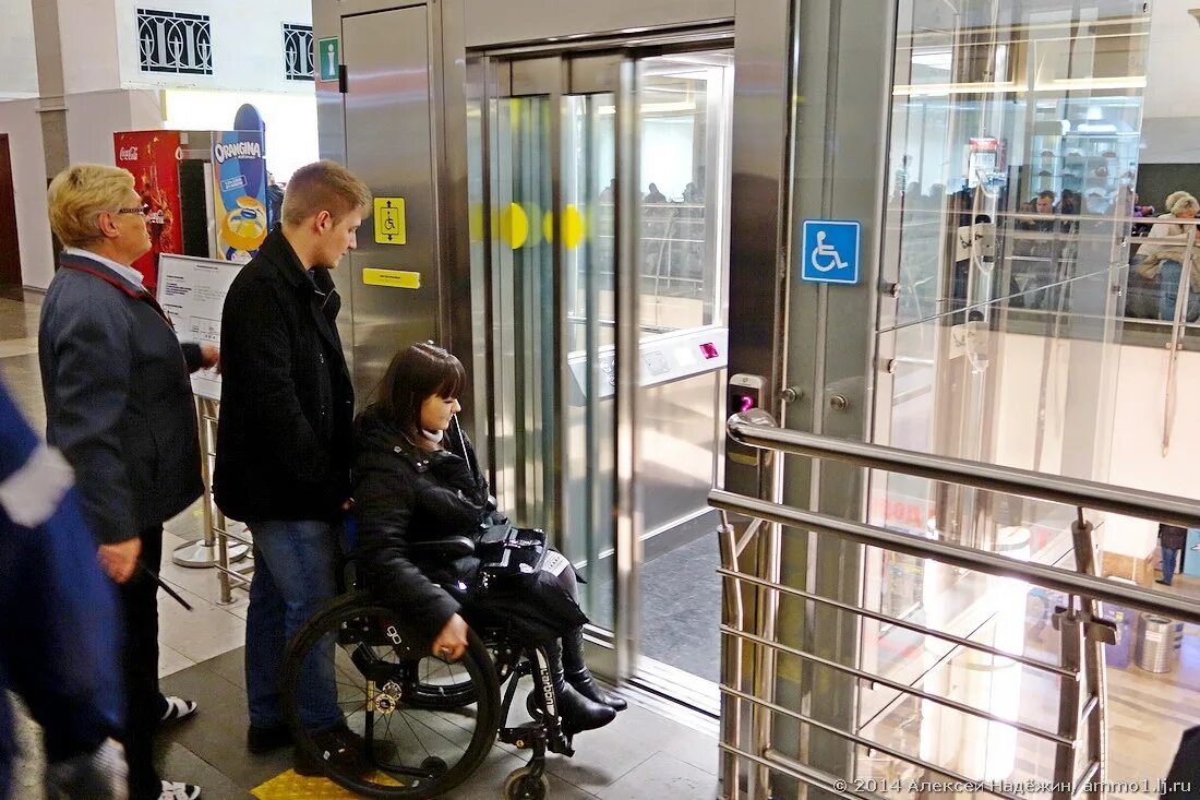 Обслуживание маломобильных пассажиров свой дом. Вокзал для инвалидов Нижний Новгород. Маломобильные пассажиры на ЖД вокзале. Лифт для инвалидов на вокзале. Инвалид на вокзале.