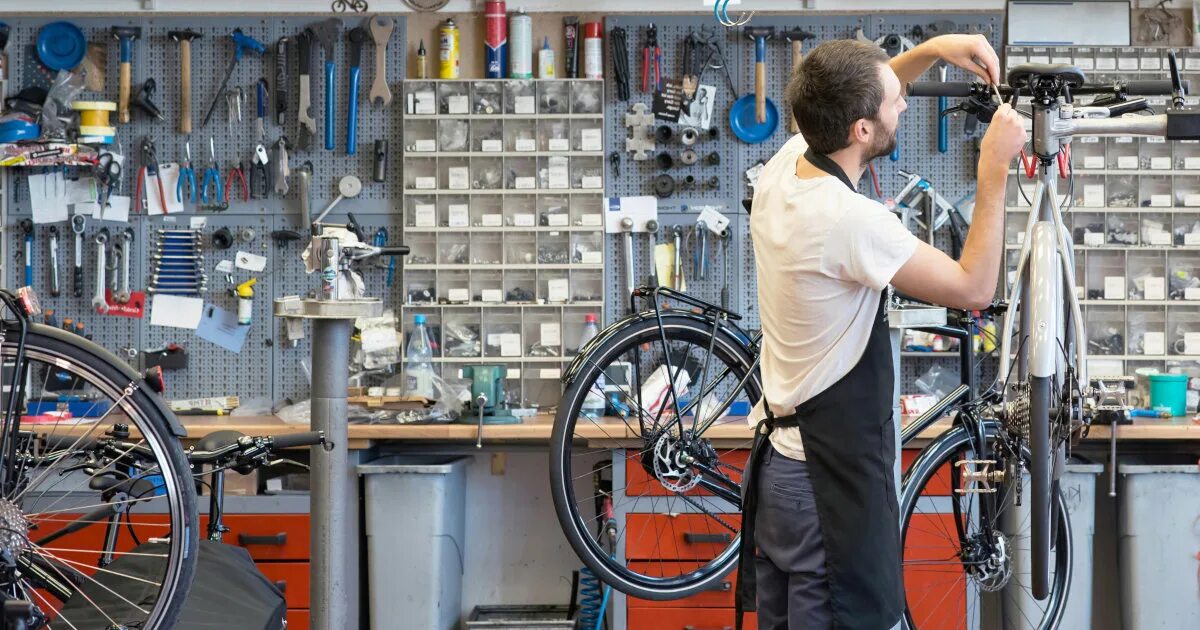 Bike mechanic. Велосипед механика. Велосипедный механик. Механики вело. Велосипед на механике.