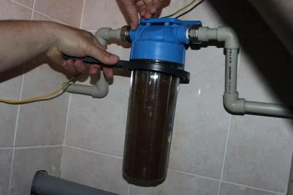 Сколько служит фильтр. Фильтр воды Аквафор для скважины. Фильтр грубой очистки магистральный для холодной воды. Фильтр для очистки холодной воды Аквафор грубой очистки. Фильтр грубой очистки для воды из скважины на 32 трубу ПНД.