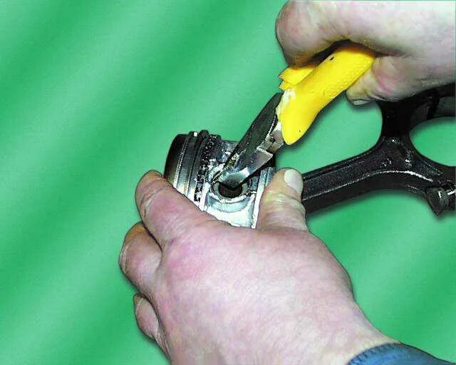 как вытащить поршень