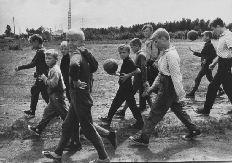 Дети 70-80х годов. Дети 70-80х. Детство детей 80-х. Ссср 80х пионеры лагерь. Советское детство.