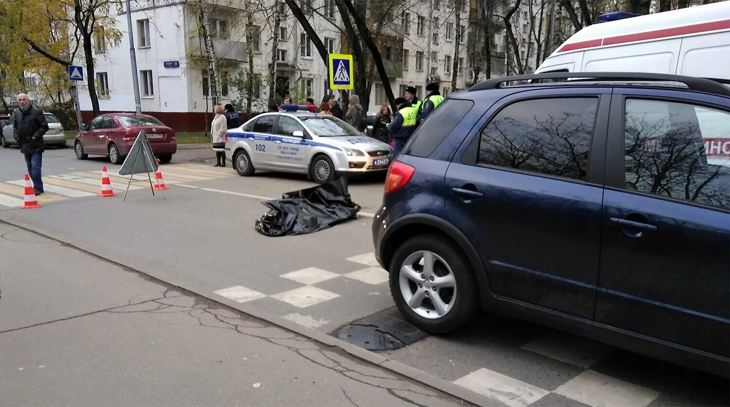 Сбитые дети на дорогах. Автомобиль сбил пешехода. Пешеходы и машины.