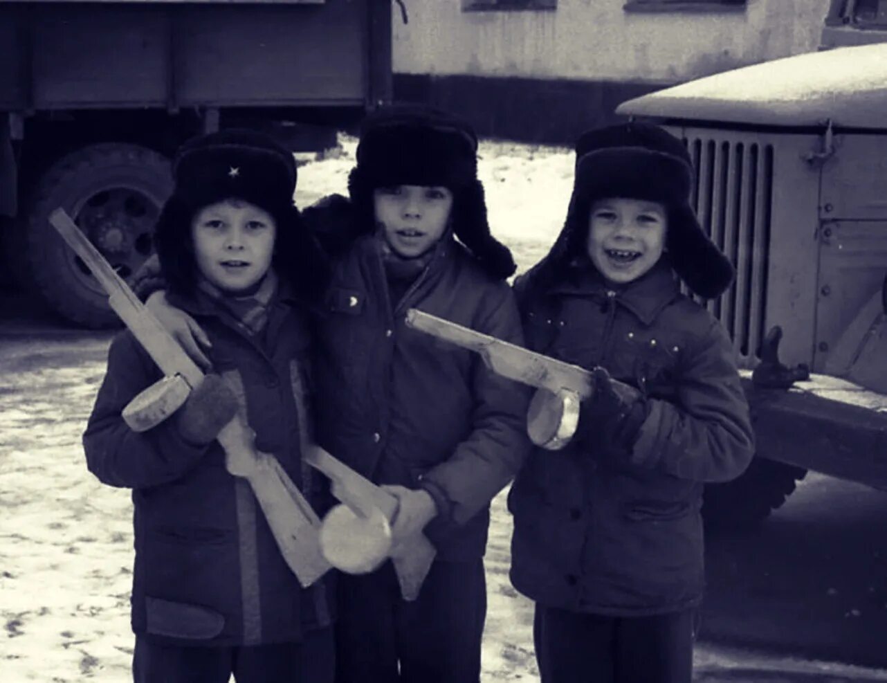 Советское детство. Детство советских детей. Советские дети во дворе. Забавы советских детей.
