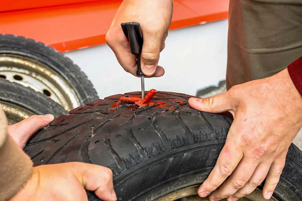 На автомобильных покрышках часто крепят металлические. Боковой прокол бескамерной шины. Латка для бокового пореза шины грузовой Россвик. Боковой порез колеса. Ремкомплект боковых порезов шин.