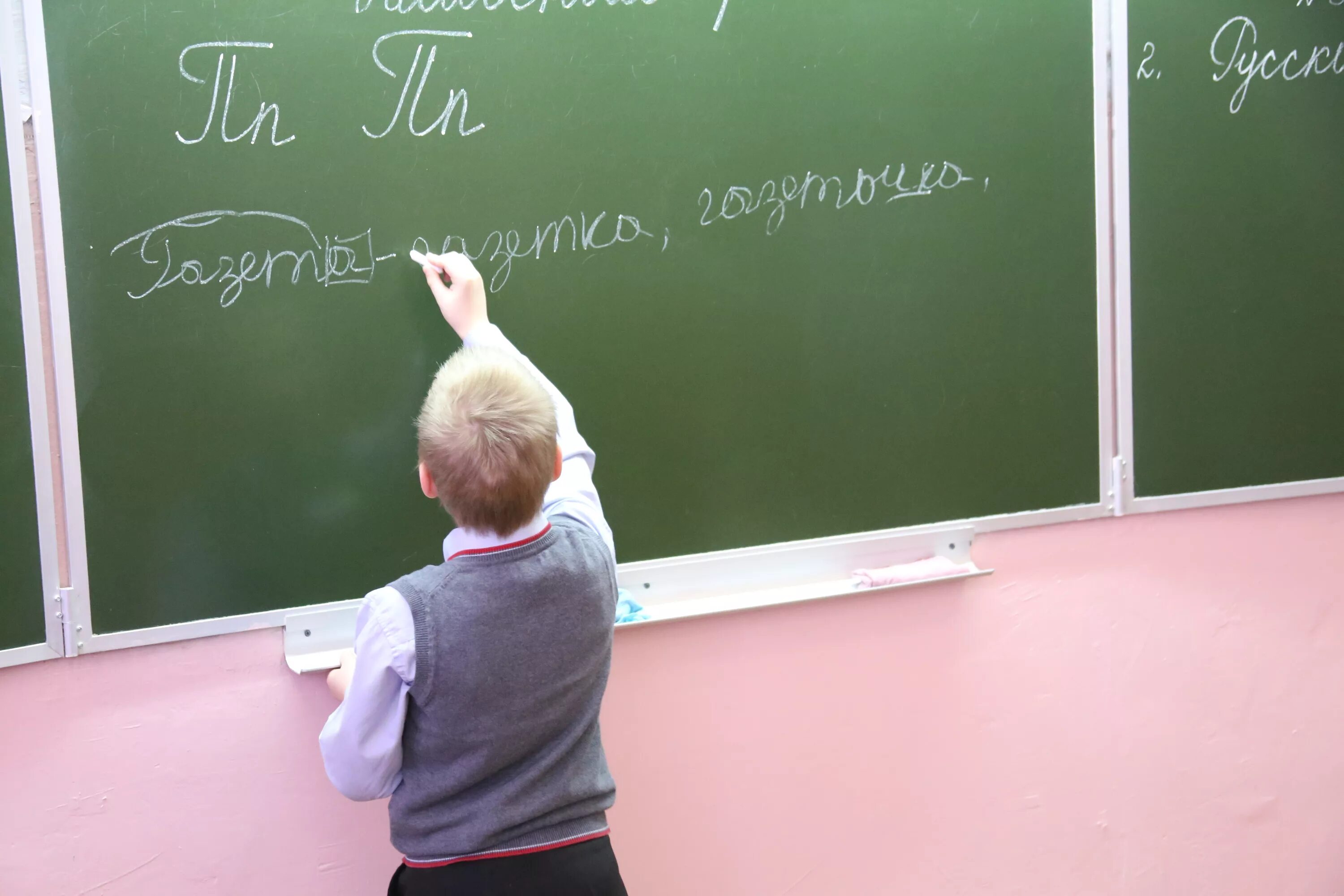 Выбор языка в школе. Урок русского языка. урок русского языка в школе. ребенок у доски русский язык. школьник у доски русский язык.