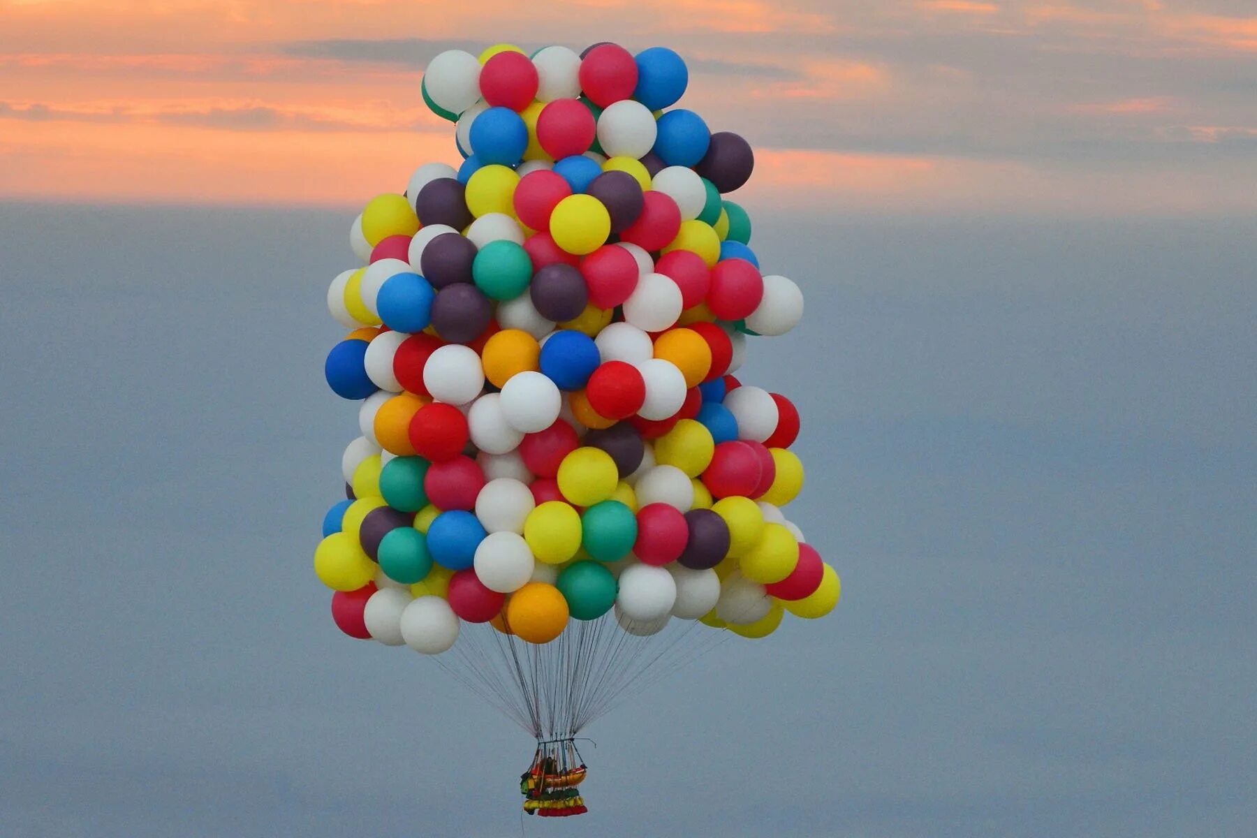 Воздушные шарики 25. Воздушный шарик. Яркие воздушные шары. Воздушные шары в небе. Красивые шары.