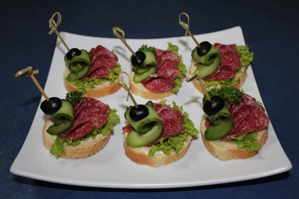 Необычная подача бутербродов. Красивые бутерброды на праздник. Красивые бутерброды. Оригинальные бутерброды. Красивая подача бутербродов на праздничный.