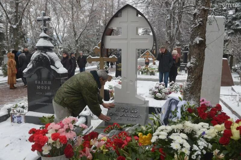 Могила Яковлева Юрия на Новодевичьем кладбище. Могила Панфилова Новодевичье кладбище. Памятник Юрию Яковлеву на Новодевичьем кладбище.