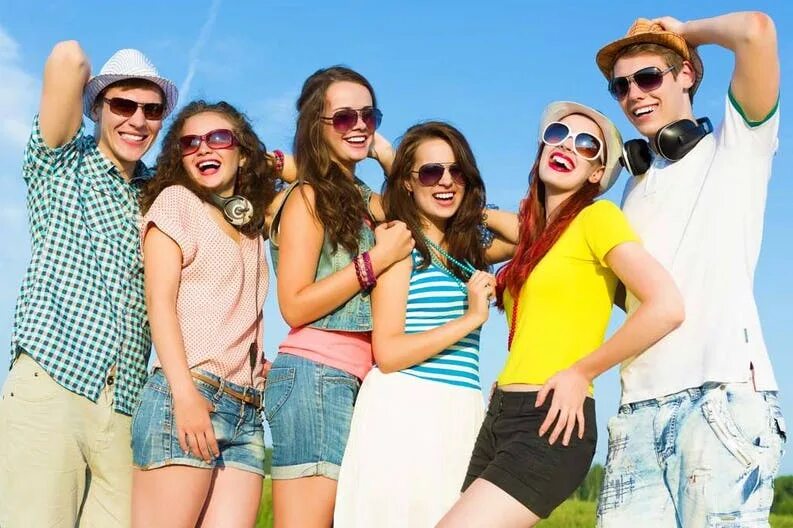 Группа молодых ребят. Фото группы молодых людей. Молодежь на голубом фоне. Активные молодые люди. Обложка для молодежной группы.