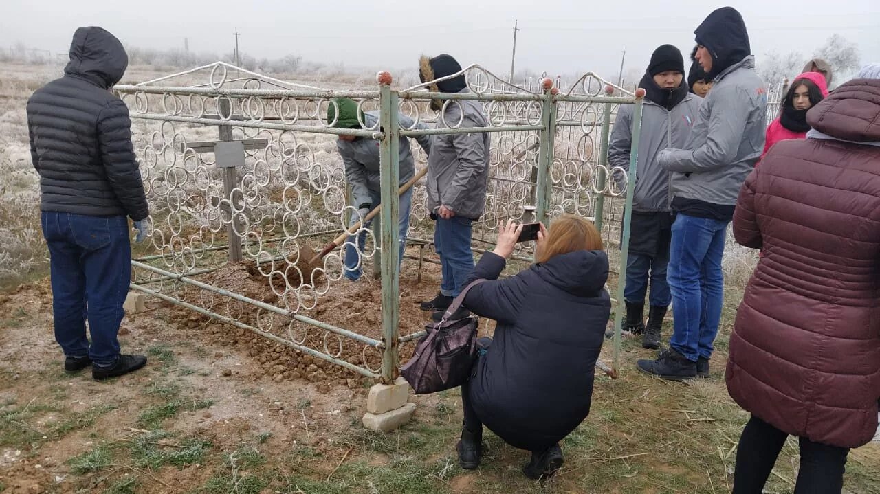 Подслушано в знаменске в контакте. Могилы в Астраханской области. Субботник на могилах ветеранов Астрахань. Субботник в Знаменске. Подслушано Знаменск Астраханской обл.