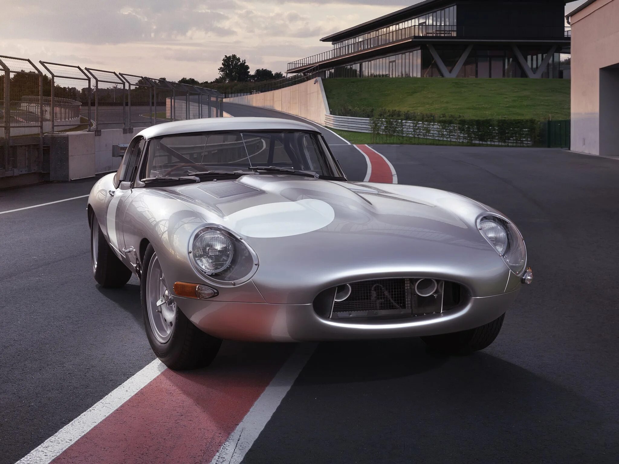 И тайп 2025. Ягуар e-type новый. ягуар е тайп 2025. ягуар e-type 2014. новый jaguar e type.