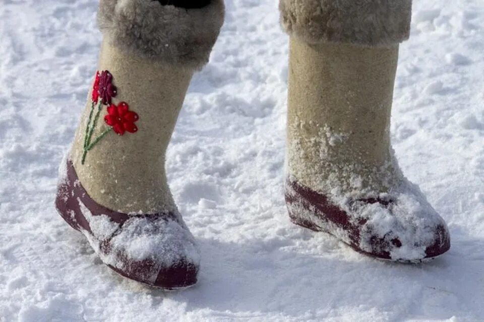 Валенки на снегу. Валенки в сугробе. Ноги в валенках. Люди в валенках. Зима шагает