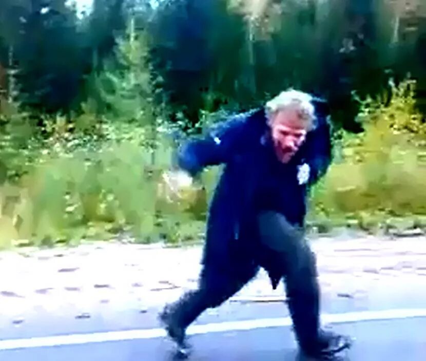 Танцующий алкаш. Пьяных сбежал. Гаишник бежит. Толстый человек падает. Дед бежит.