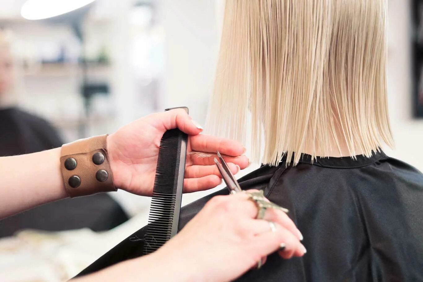 Стричь в соответствующей форме. Мужская стрижка ножницами. Стрижка парикмахер. Стричь в соответствующей форме. Стрижка в салоне.