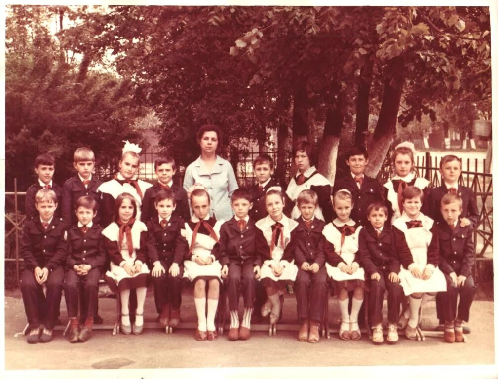Выпуски школы фото 1991. 6 школа клинцы. ашхабад школа 3 выпуск 1995. школа 1991 год. школьные годы 1995.