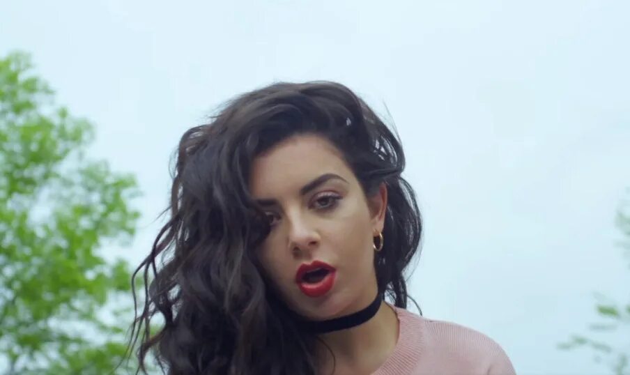 Bru clap. Чарли хсх boom clap. бум клэп charli xcx. charli xcx boom. клип clap.