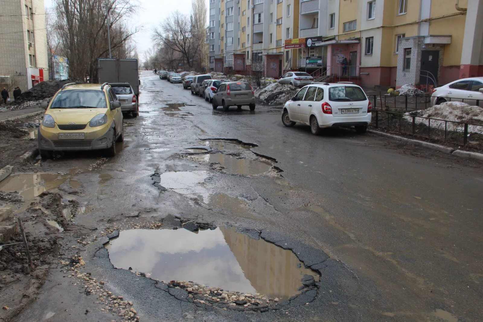 Обстановка в саратове на сегодня. Разбитые дороги Саратова. Саратов плохие дороги. Разбитая дорога. Плохая дорога.