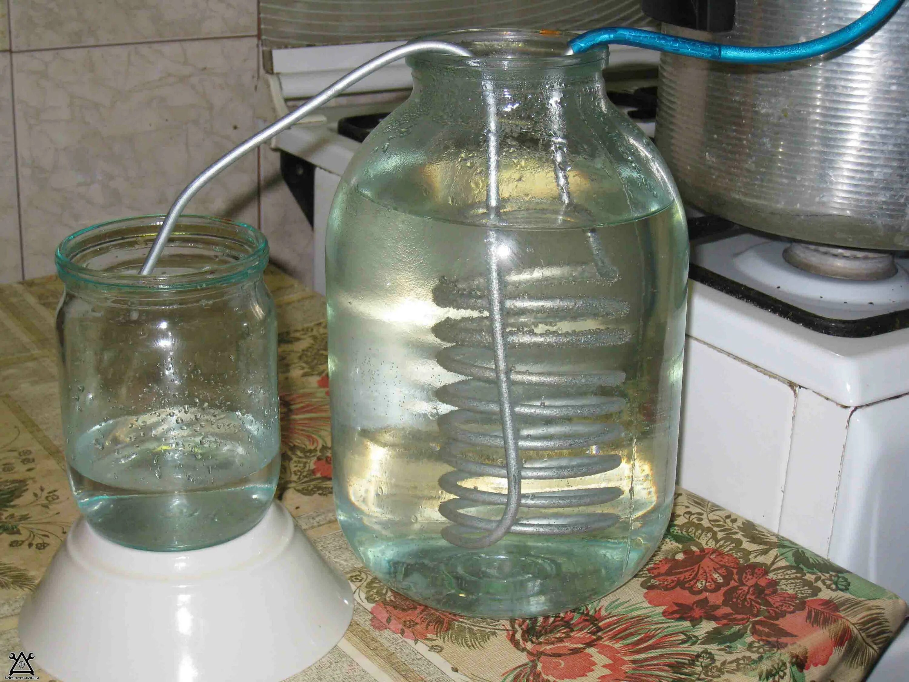Получить воду очищенную. Дистиллированная вода в домашних условиях. Дистиллятор для дистиллированной воды. Дистилляция в домашних условиях. Перегонка дистиллированной воды.