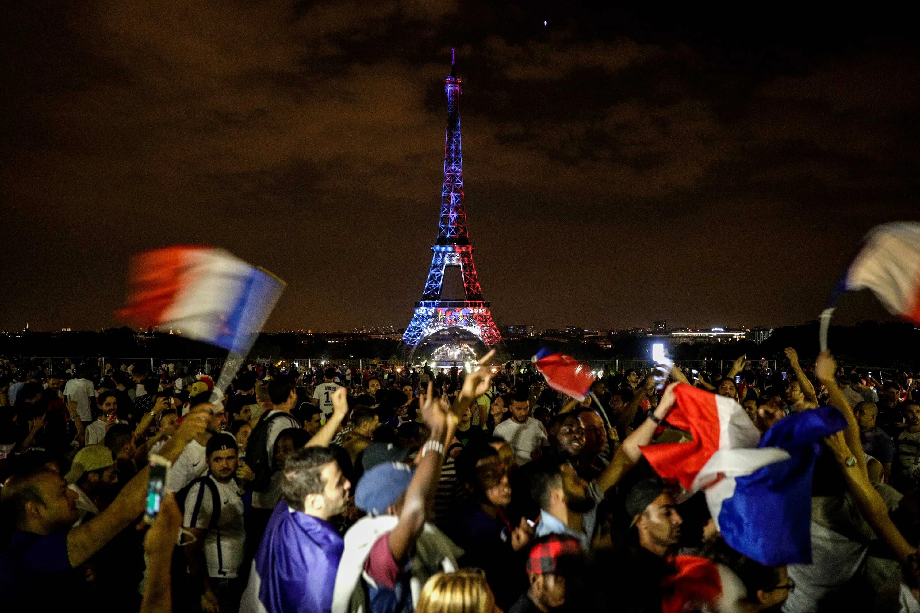 Эльфиева башня с флагом Франции. Франция люди. Население Парижа.