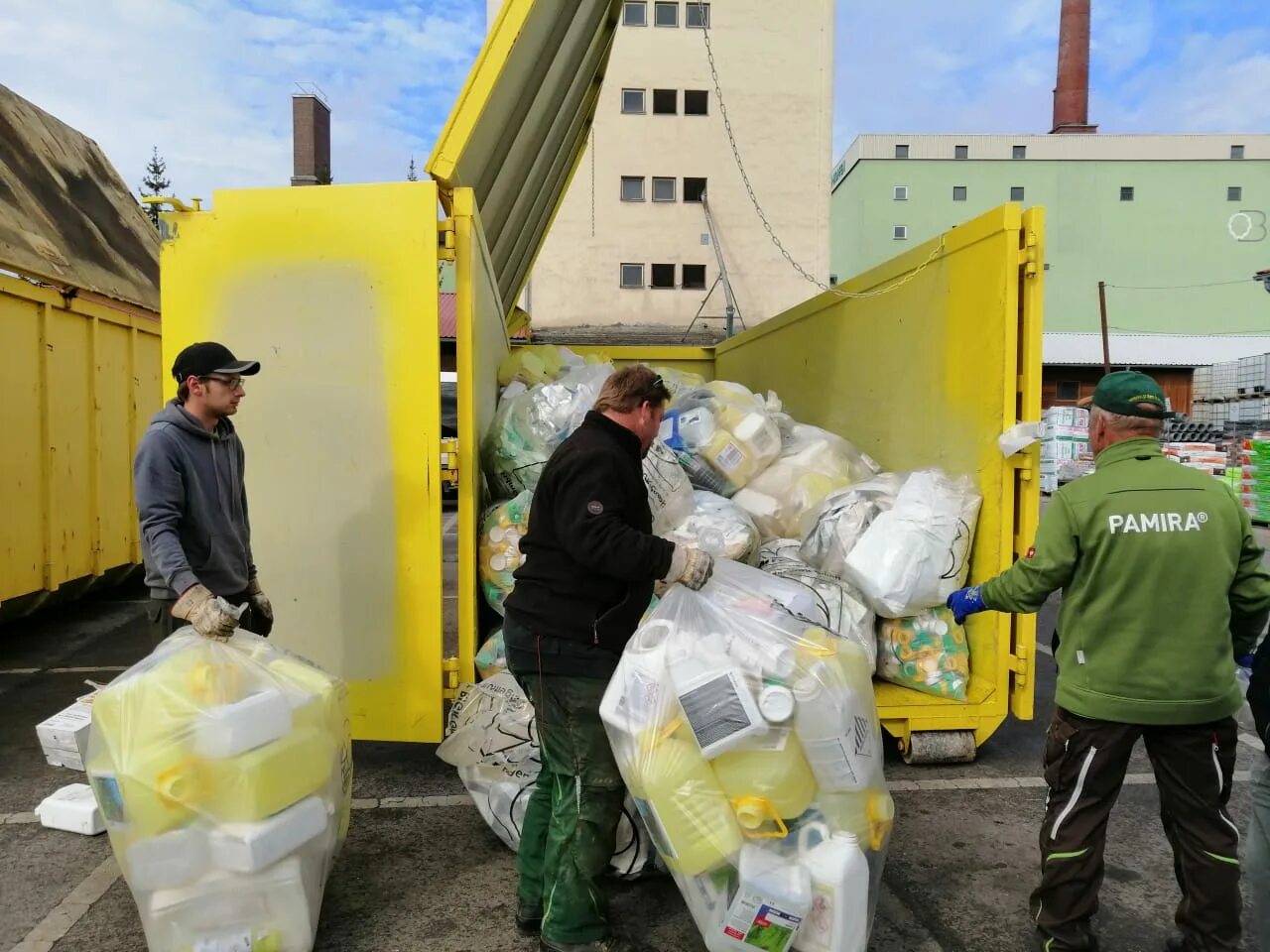 Полигон по переработке твердых бытовых отходов. Хозяйственные отходы. Для мусора на колесах м4667. Свалки бытовых и промышленных отходов. Бытовые отходы.