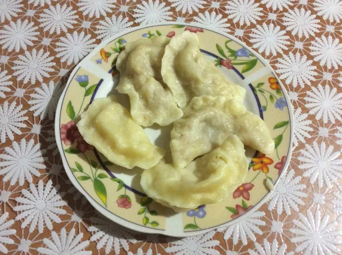 Как сделать тесто на вареники. Как сделать тесто на вареники. Тесто для вареников. Рецепт теста для пельменей. Как сделать тесто на вареники.