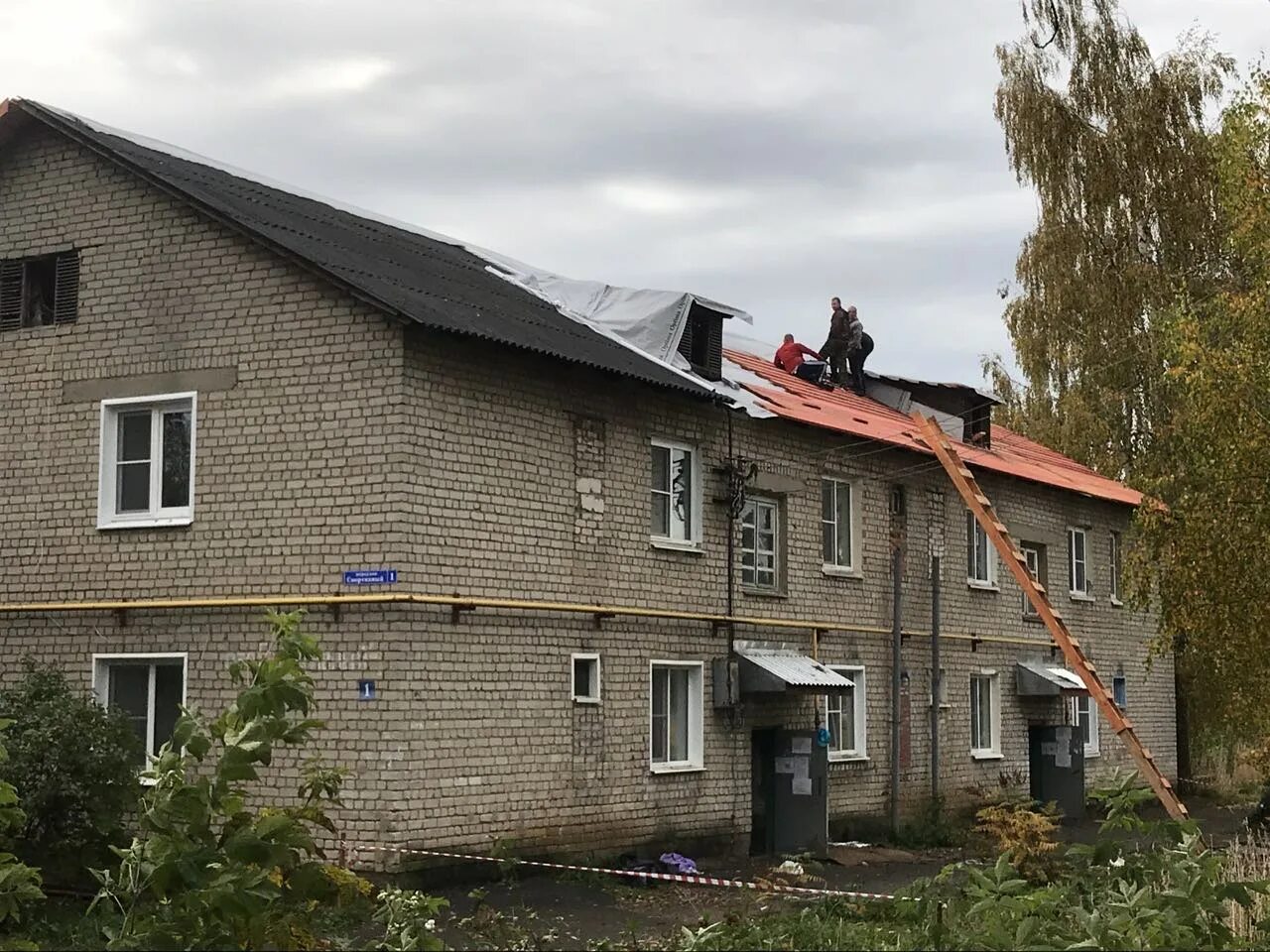 вывеска на многоквартирном доме. муромская ул. , 24а. рфкр мкд омск. дома после капитального ремонта в омске.