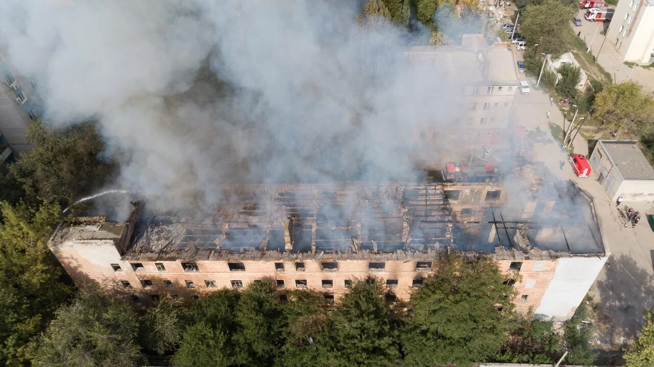 Горит общежитие. Пожар в ТЗР Волгоград сейчас. Пожар Тракторозаводской район Волгоград. Сгорела общага в Волгограде. Пожар в общежитии Волгоград.