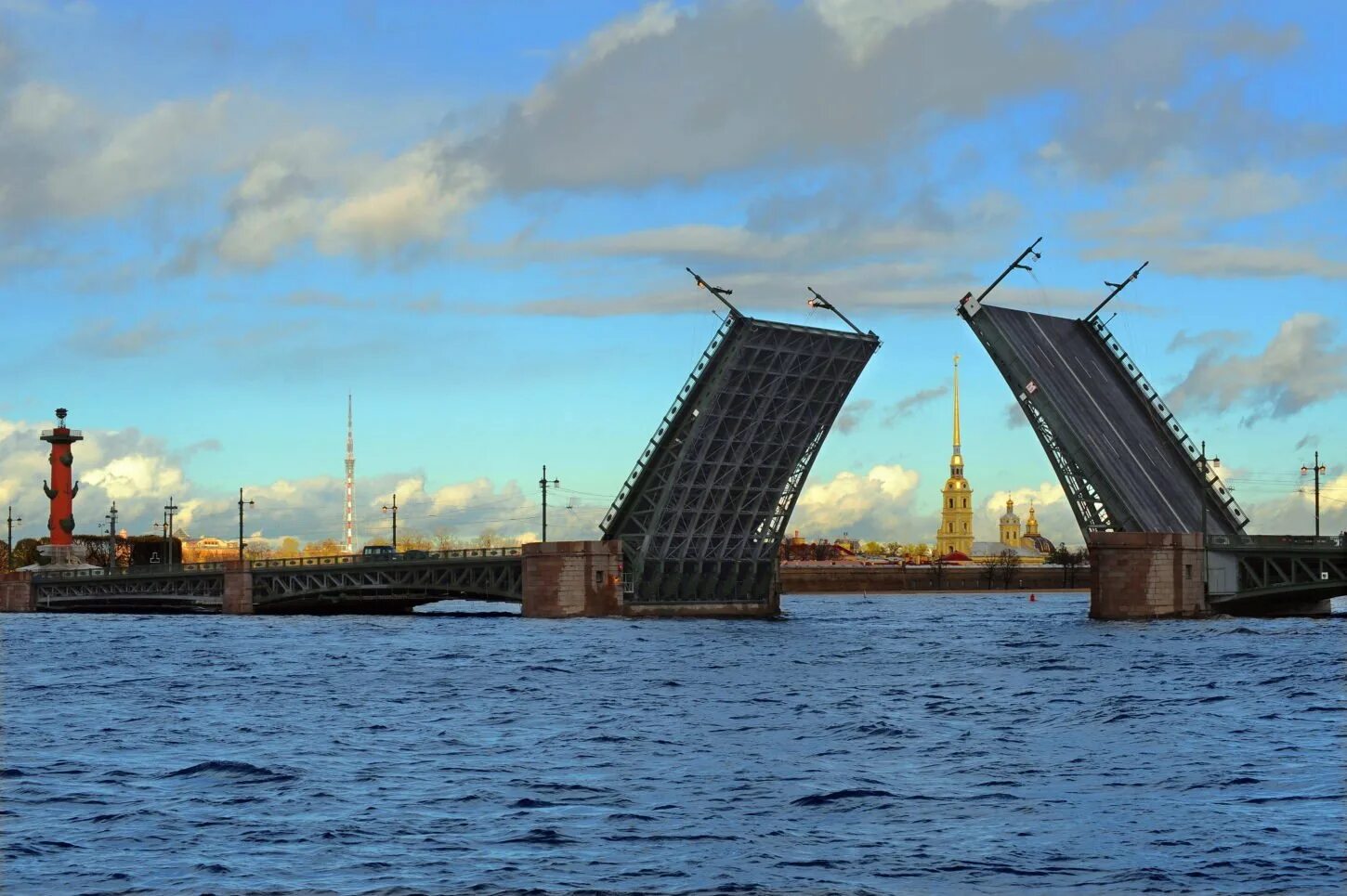 Первый разводной мост в санкт петербурге. Мосты санкт-петербурга дворцовый мост. разводной мост дворцовский в санкт-петербурге. дворцовый мост в санкт-петербурге днем. питер мост разводной дворцовый мост.