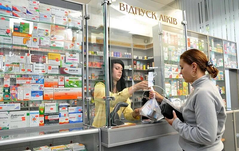 Выдача лекарств в аптеке. Привезли лекарства. Аптека лекарства. Женщина покупает лекарства в аптеке. Медикаменты в аптеке.