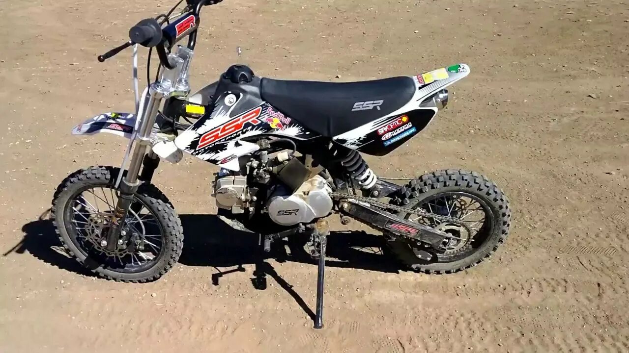 Мотард бернаут. Ирбис ттр 150. Мопед дымит. Бернаут питбайк. Почему дымит питбайк.