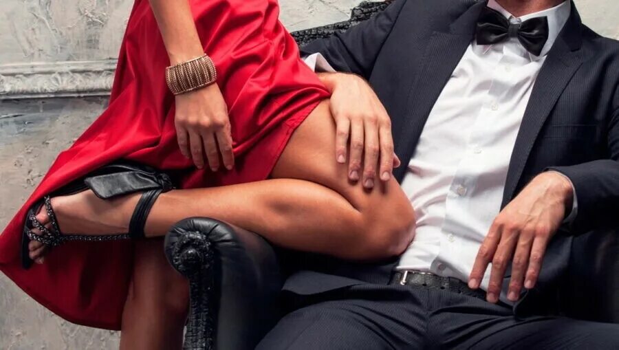 фотосессия на кухне. сжал ягодицы. страстные поцелуи. умная женщина. расстегивает платье.