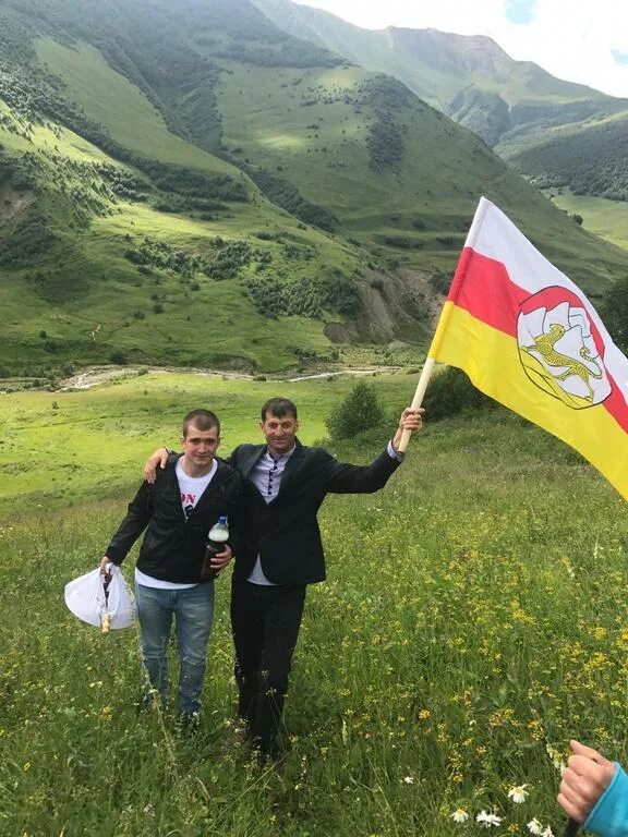 Село Эрман Южная Осетия. Цхинвал горы. Брытат Южная Осетия. Сколько население осетии