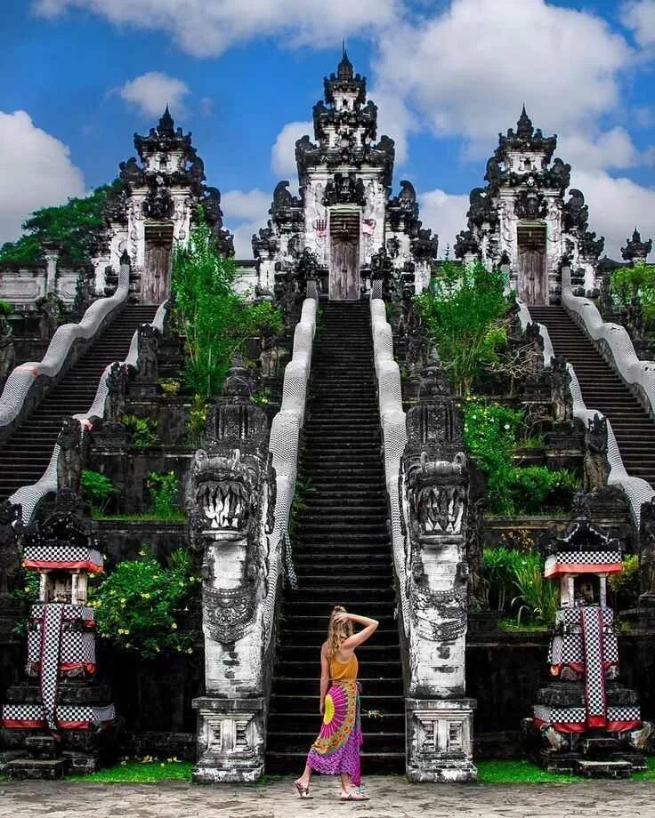Что такое индонезия. Индонезия Бали. Храм Лемпуянг Бали. Храм Пура Лемпуянг Бали Индонезия. Бали (остров в малайском архипелаге).