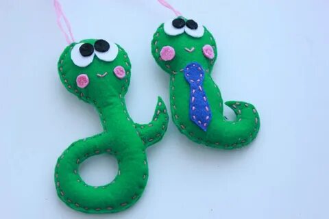 Игрушка из фетра змея