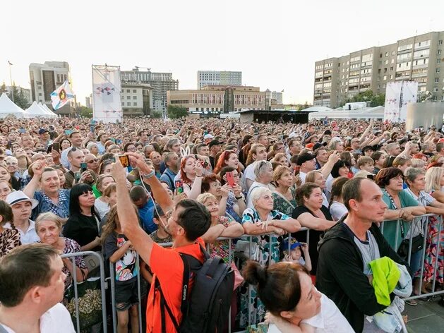 Концерт бутусова тюмень. Площадь 300 летия тюмень. День города тюмень. Праздничный концерт. Площадь 400 летия тюмени.