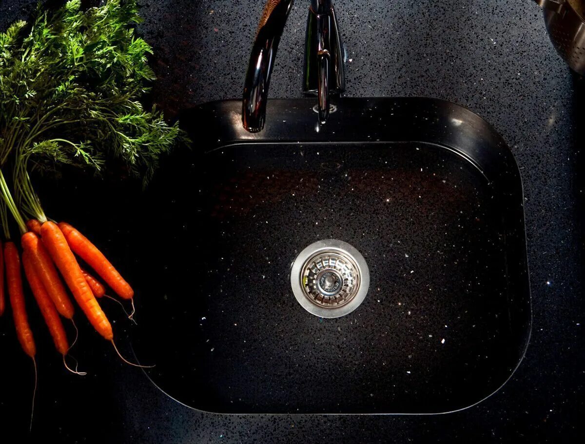 Кварцевые раковины для кухни. Столешница silestone negro stellar. мойка. кварцевая мойка для кухни. мойка камень черная.