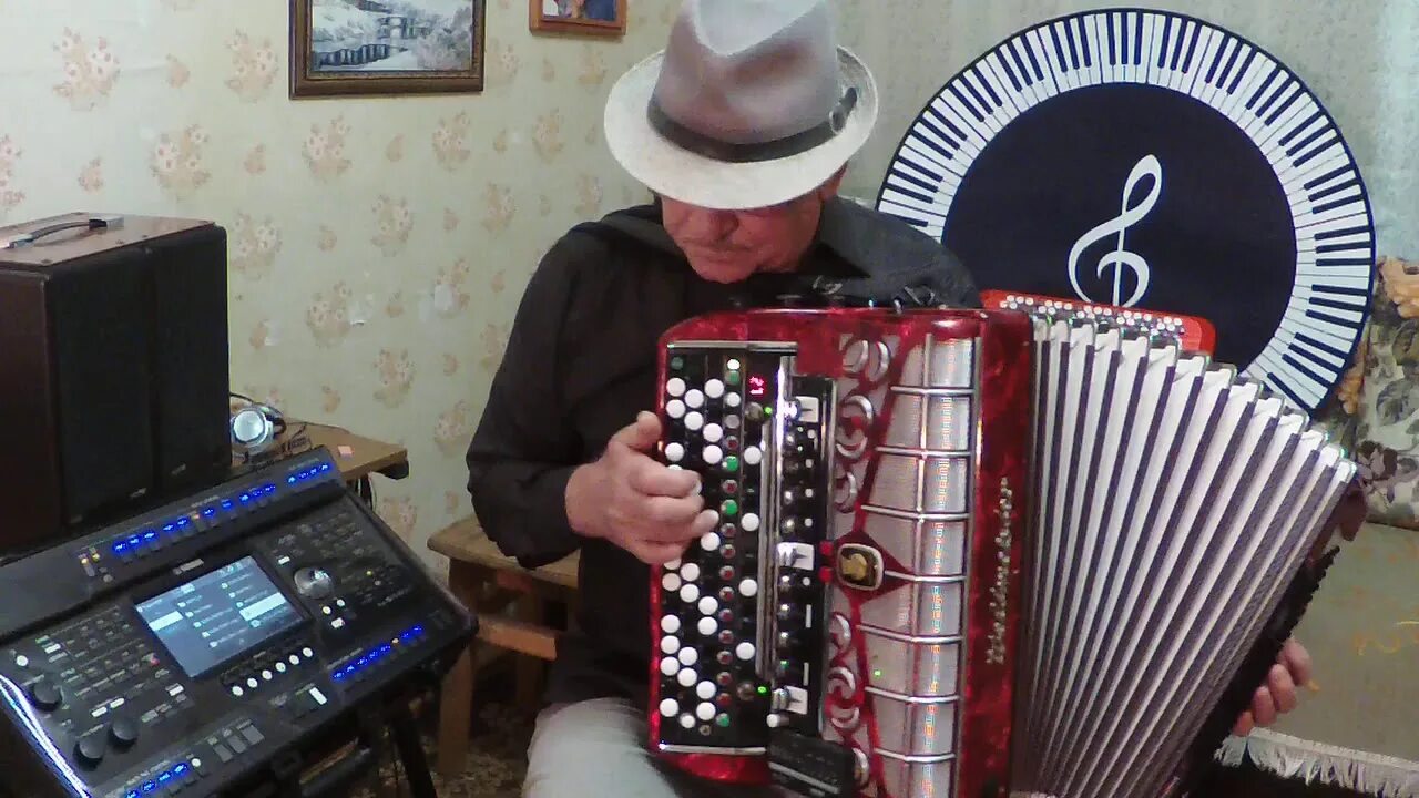 Игра на аккордеоне. Полонез огинского на аккордеоне видео. Игра на баяне. Кадриль машенька на гармони. Девушка с аккордеоном.