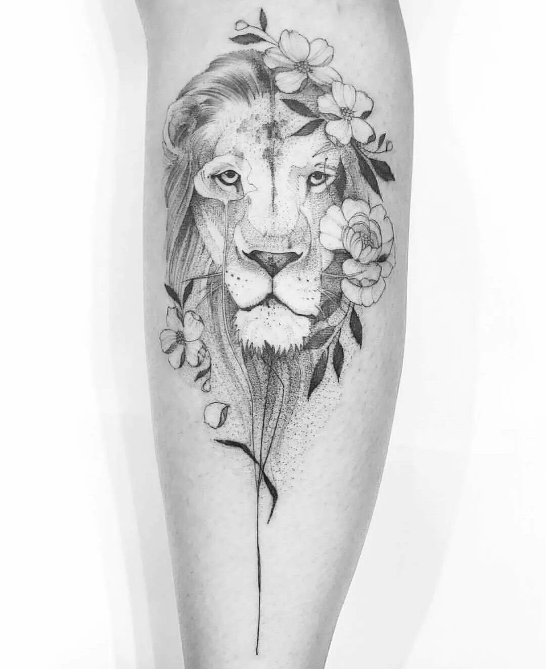 Тату львица значение для девушек. Тату львица на бедре. Тату лев львица и львенок. Тату львица. Тату лев на бедре у девушек.