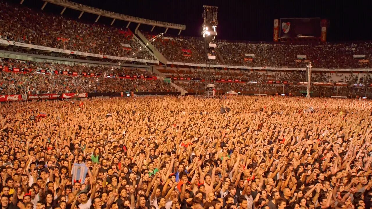 Много людей на концерте. Концерт AC DC Live at River Plate 2011. River Plate стадион AC/DC. Концерт AC DC 2009 River. АС ДС концерт стадион.