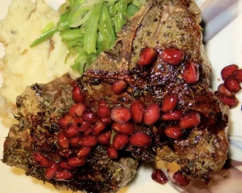 Стейк с гранатовым соусом. Мясо в гранатовом соусе. Рибай телятина. Томленые телячьи щечки. Стейк с гранатовым соусом.