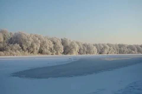Зима легкий мороз на реке во льду