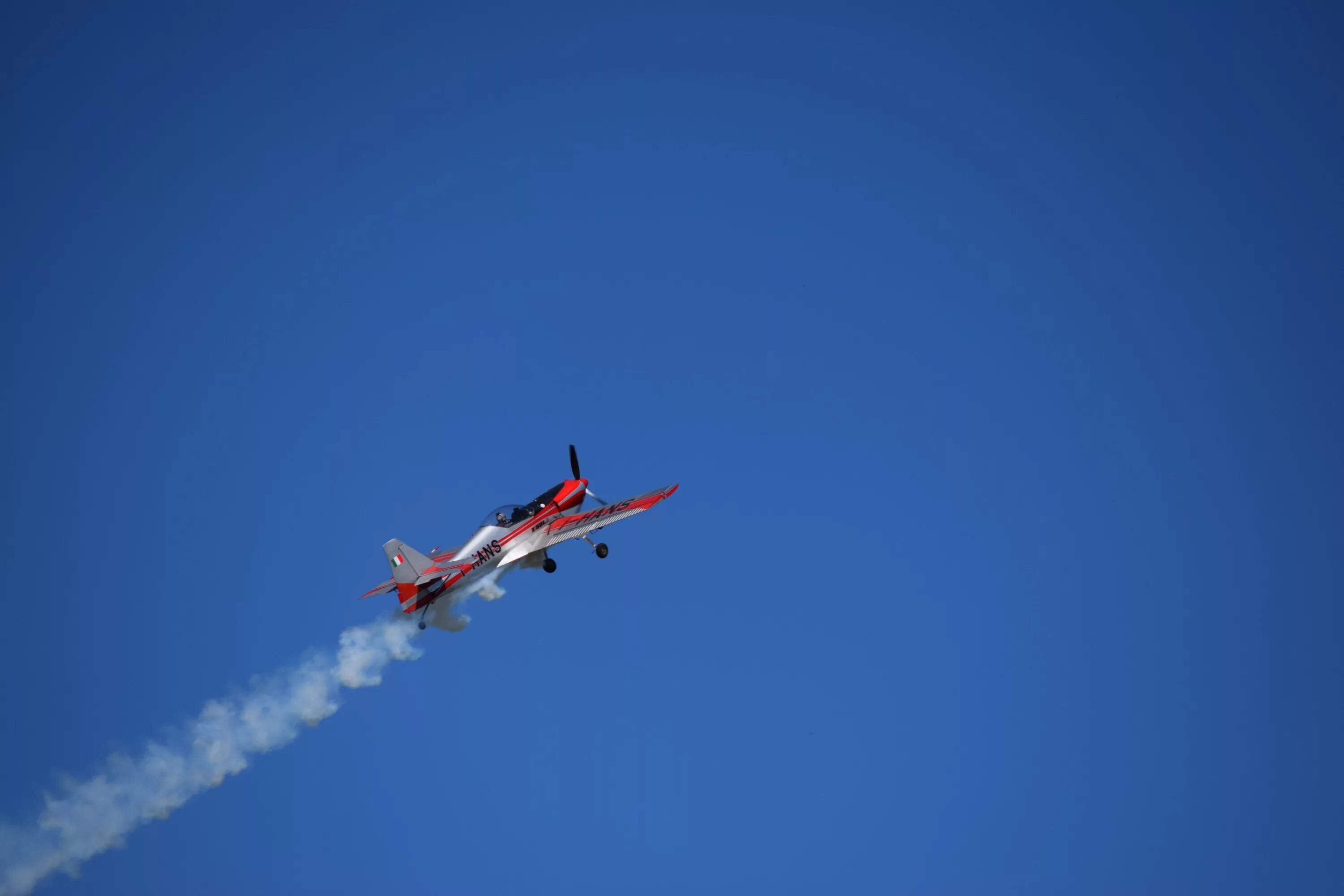 Пилотаж на самолете. Спортивные самолеты. Спортивный самолет в небе. Спортивные самолеты для высшего пилотажа. Акробатика самолет.