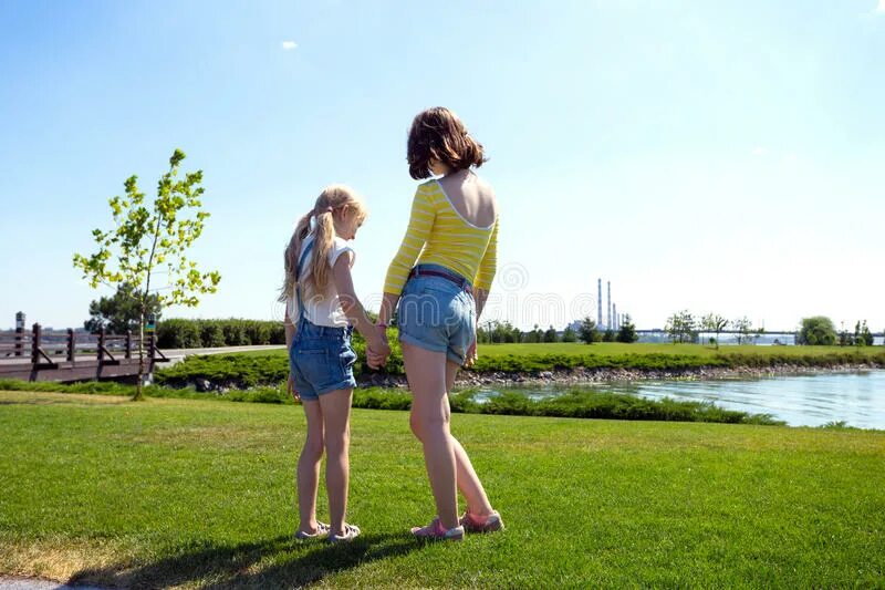 Подруги в шортах. Юная девочка трутся. Юные подружки в шортах. Юная девочка трутся. Юная девочка трутся.