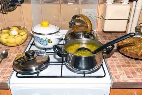 На столе стоит кастрюля